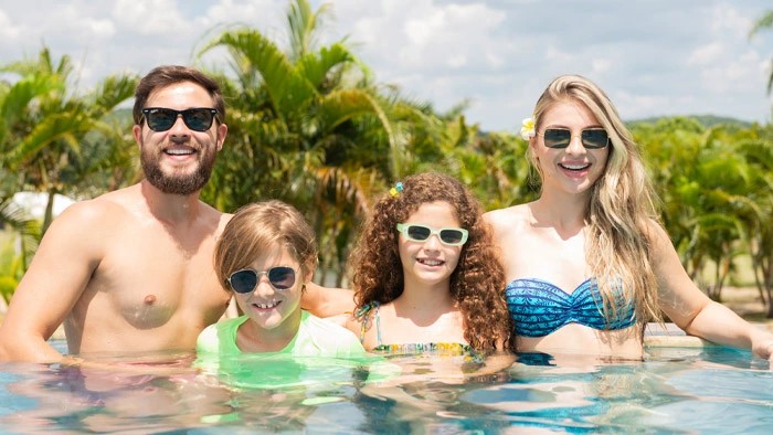 família na piscina com borda infinita