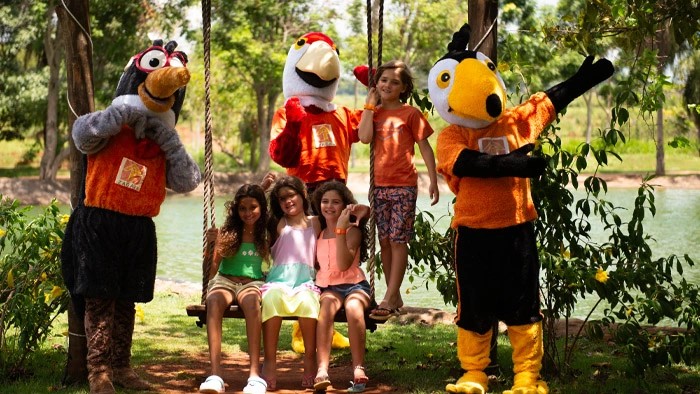 crianças com os mascotes do Zagaia