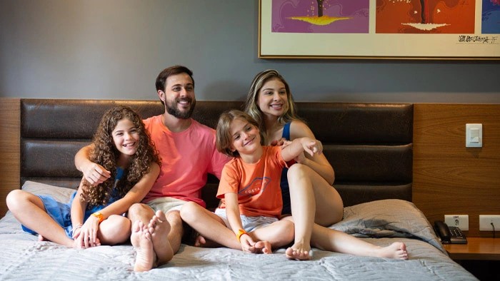 família sobre a cama no Zagaia Eco Resort